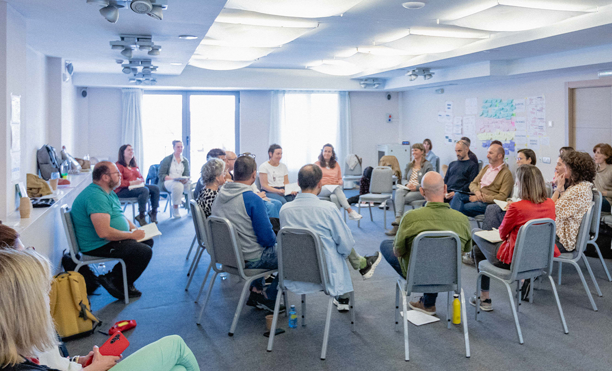 Relevo generacional en organizaciones y transición de liderazgo entre equipos