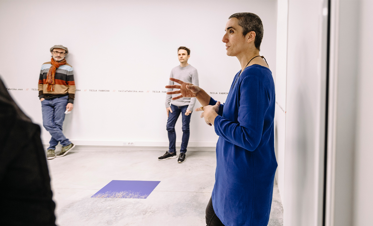 Líder comunicando en un espacio organizativo y construyendo cultura de equipo