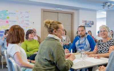 Personas conversando sobre poder personal e influencia en las organizaciones