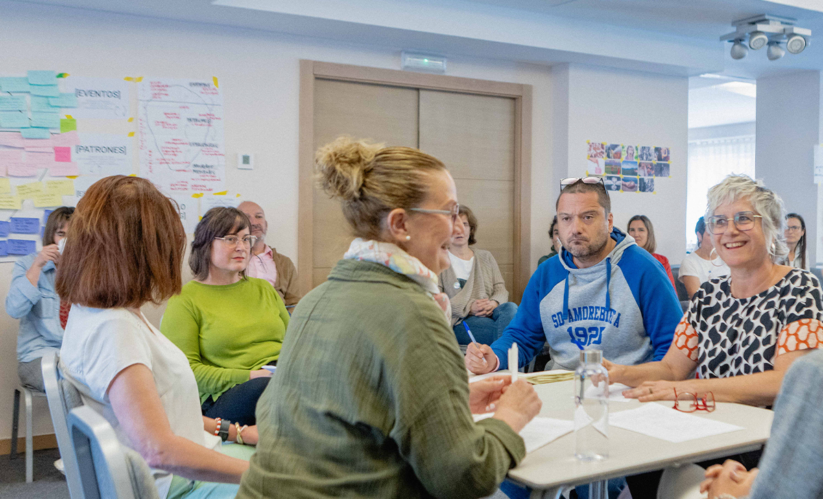 Personas conversando sobre poder personal e influencia en las organizaciones