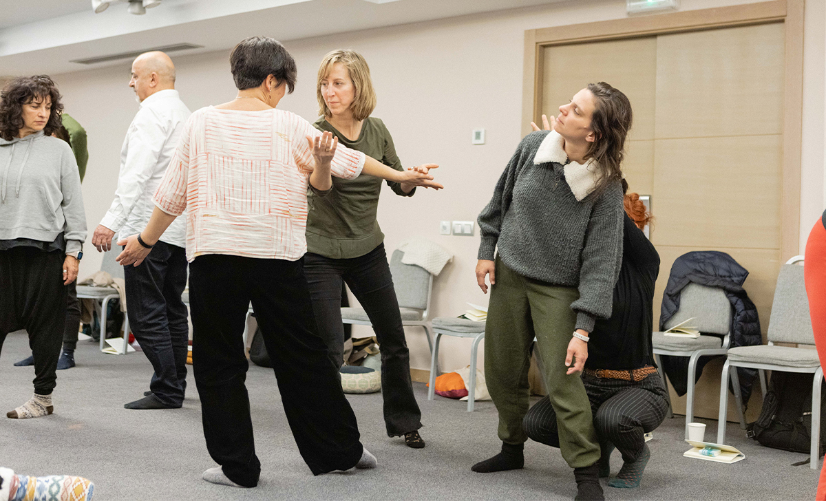 Participantes explorando la presencia en los equipos mediante una práctica de movimiento sistémico.