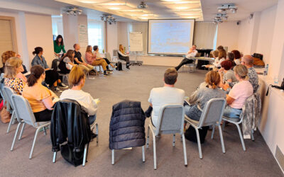 Participantes en un proceso participativo facilitado para abordar un reto organizacional de forma colaborativa.